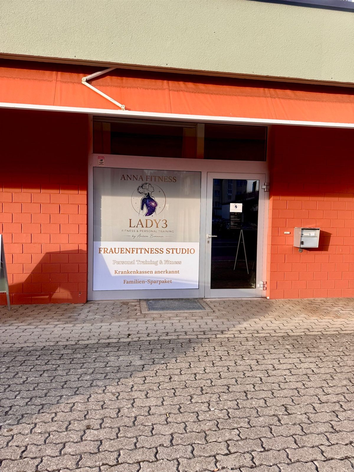 Eingang des ANNA FITNESS LADY3 Frauenfitness Studios